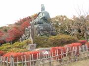 ③源氏山公園の頼朝像の紅葉