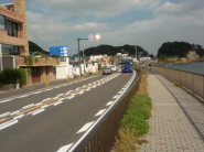 左側にグルメ店を見ながら